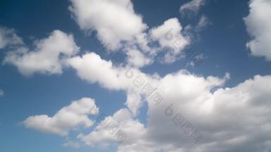 呃速度间隔拍摄白色云通过迅速左蓝色的天空无缝的动画